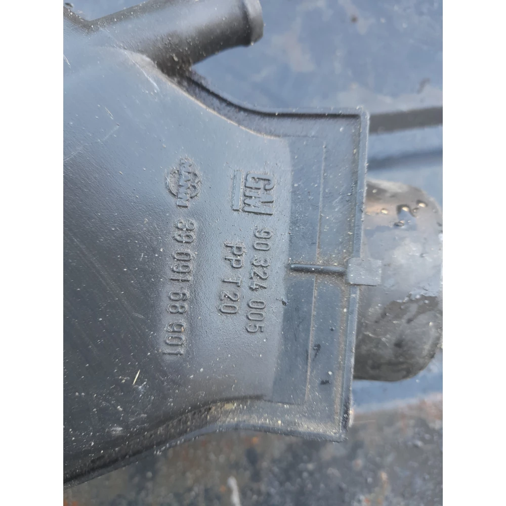 Корпус воздушного фильтра  Opel Vectra B  1.6 90324005