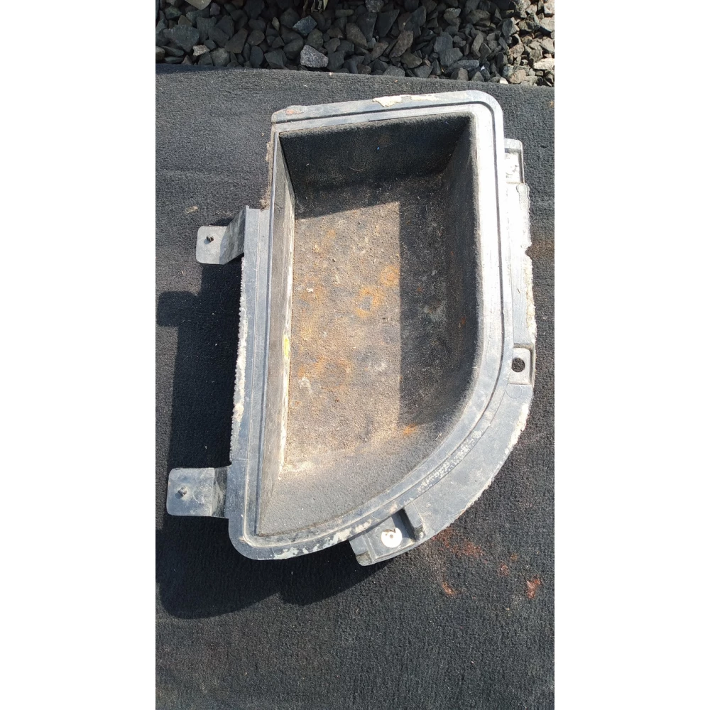 81596370 ящик багажника Bmw E39