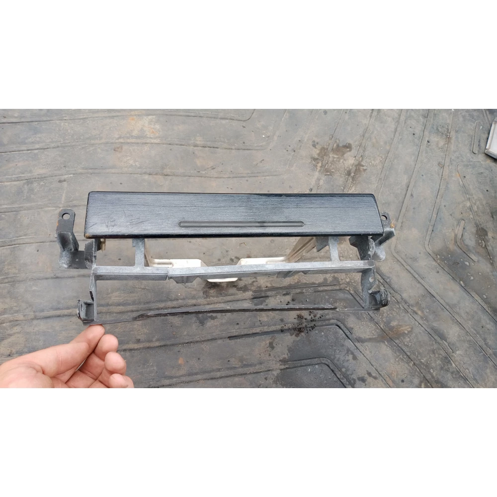 514581841599 кронштейн криплення магнитоли Bmw E39