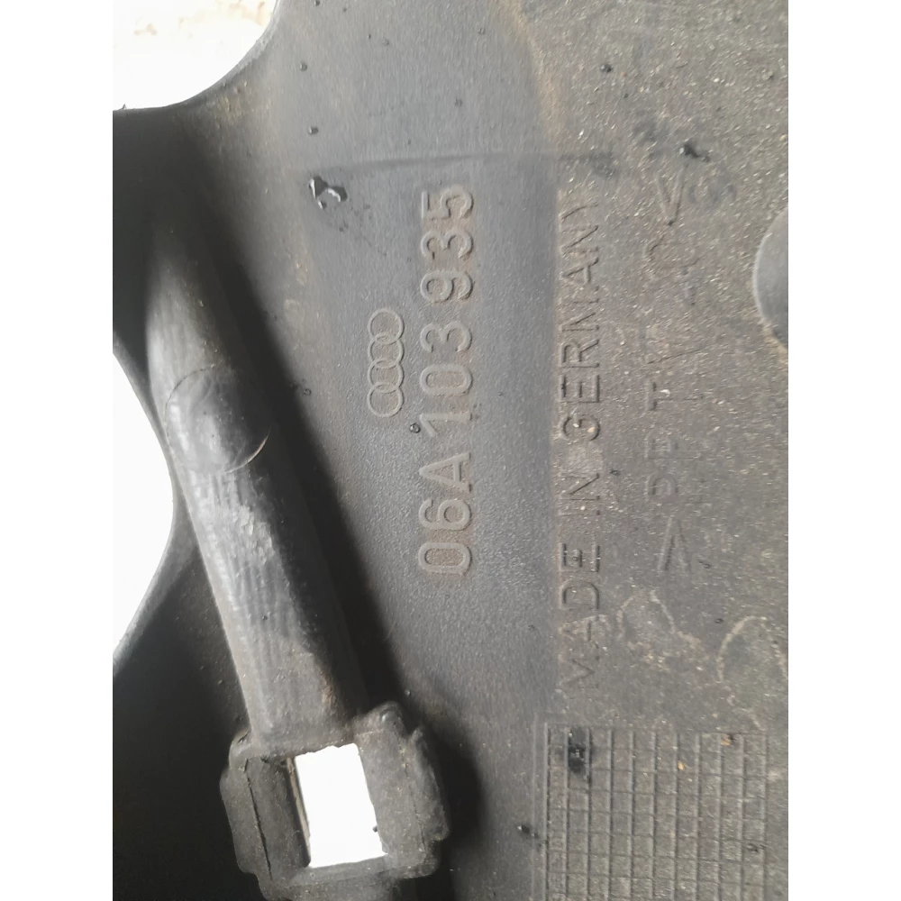 06A103935 декоративная накладка двигателя Audi A3 1.8
