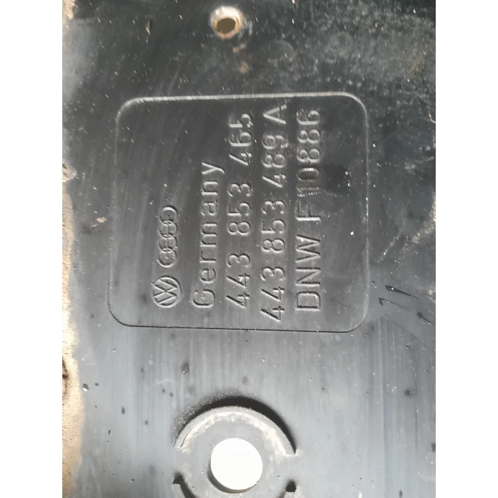 443853489A бленда  накладка крышки багажника Audi 100 c3