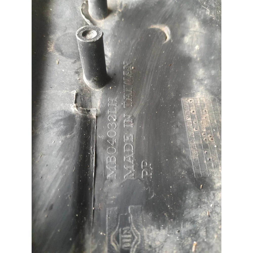 MB04032LH клык переднего бампера Mitsubishi pajero