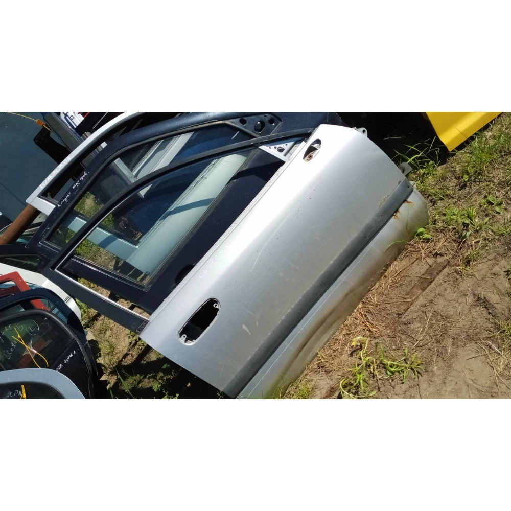 Передня правая дверь  Mitsubishi Carisma