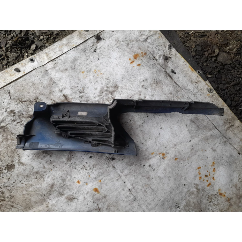 7700834200 решетка радиатора левая Renault Megane Scenic 1