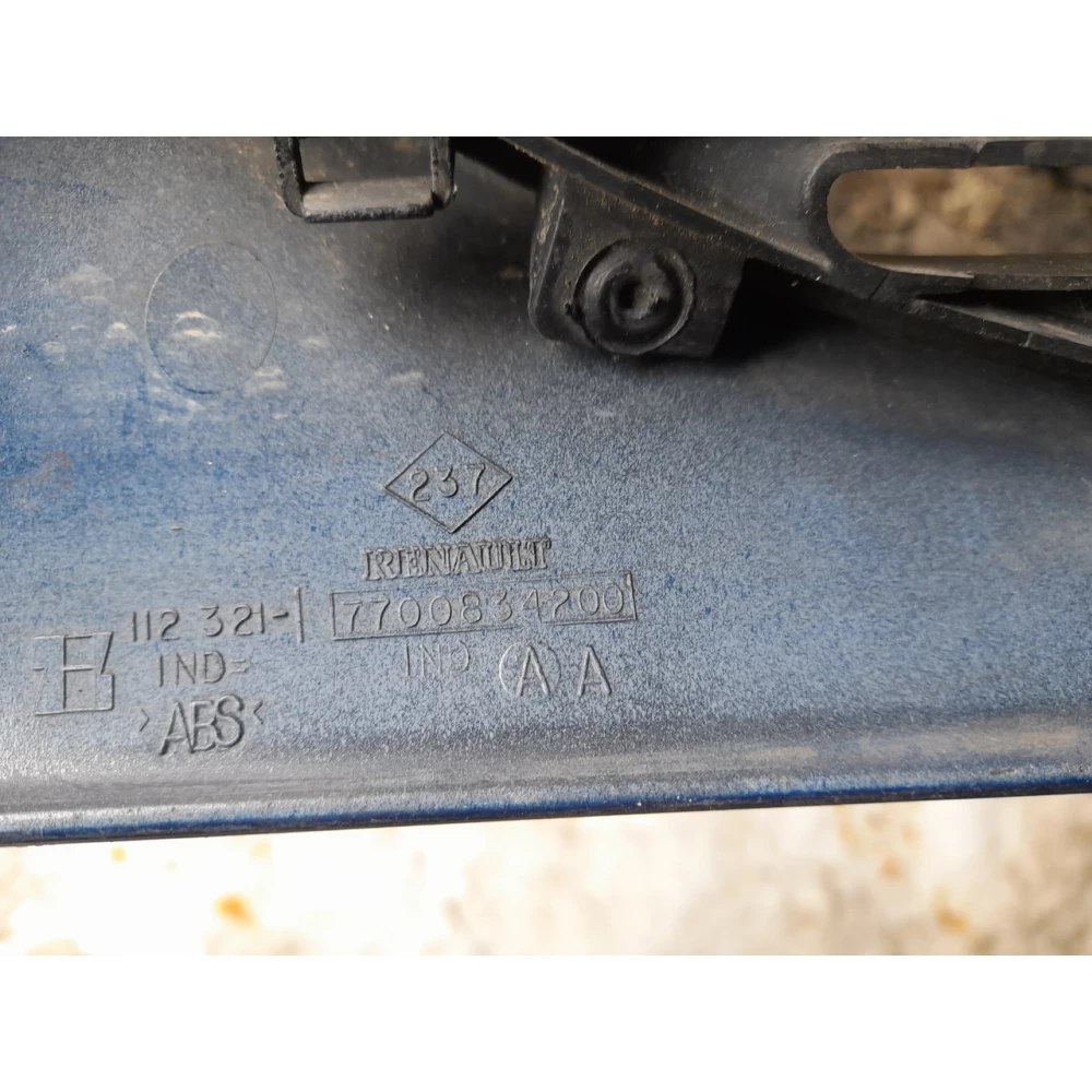 7700834200 решетка радиатора левая Renault Megane Scenic 1