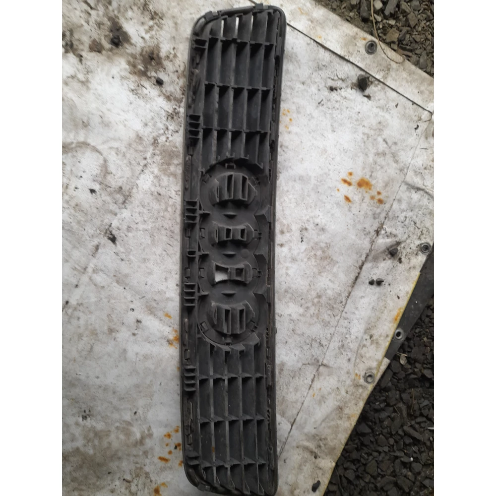 8D0853651E решетка радиатора Audi A4B5
