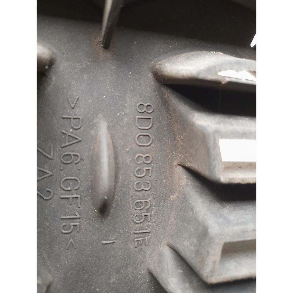 8D0853651E решетка радиатора Audi A4B5