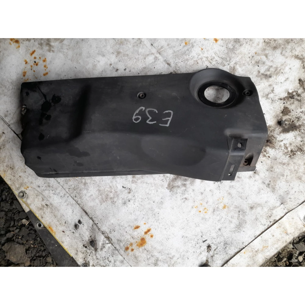 137122474430 декоративная кришка двигателя передняя  BMW E39