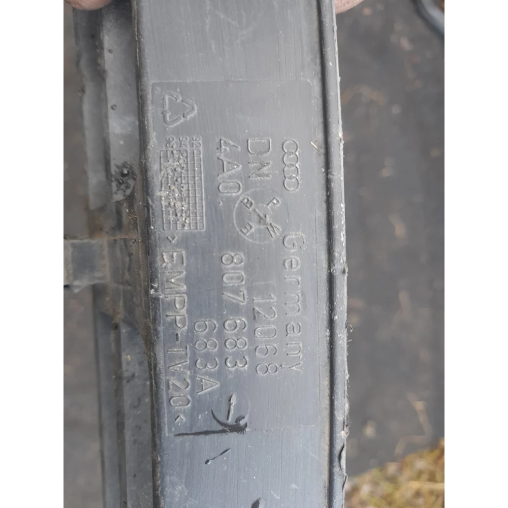 4A0807683 решетка бампера центральная Audi A6 C4