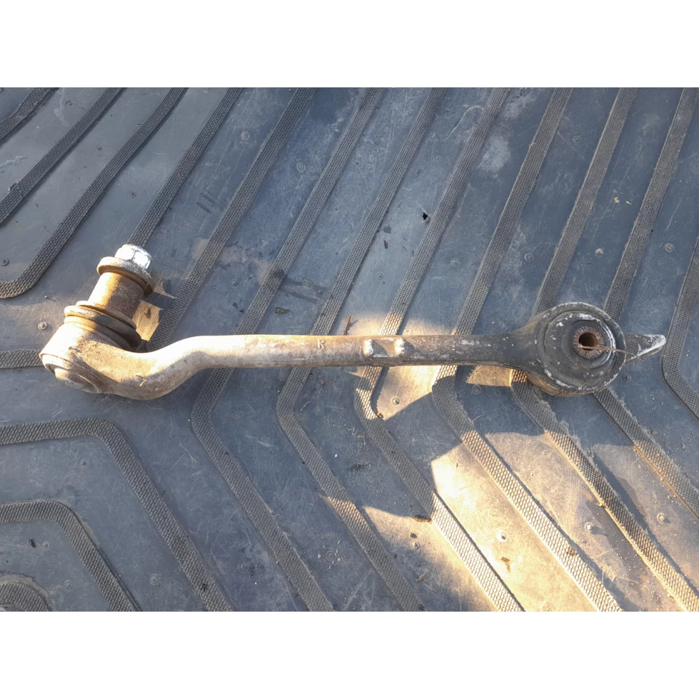 Правый рычаг шаровой BMW e39