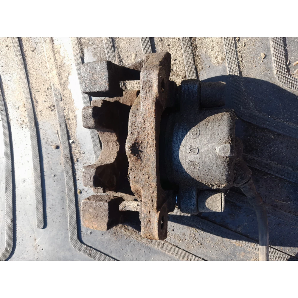 Передний правый тормозной  супорт BMW  E39