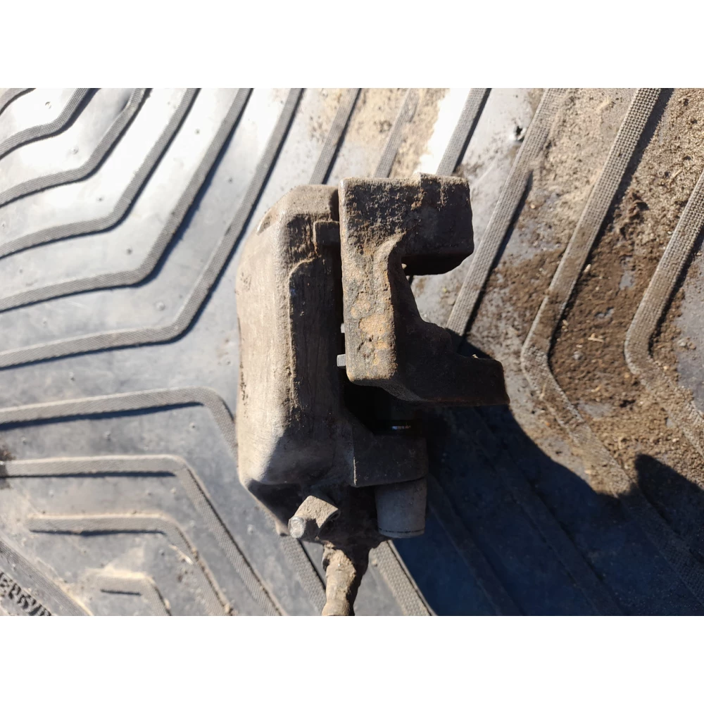 Передний правый тормозной  супорт BMW  E39