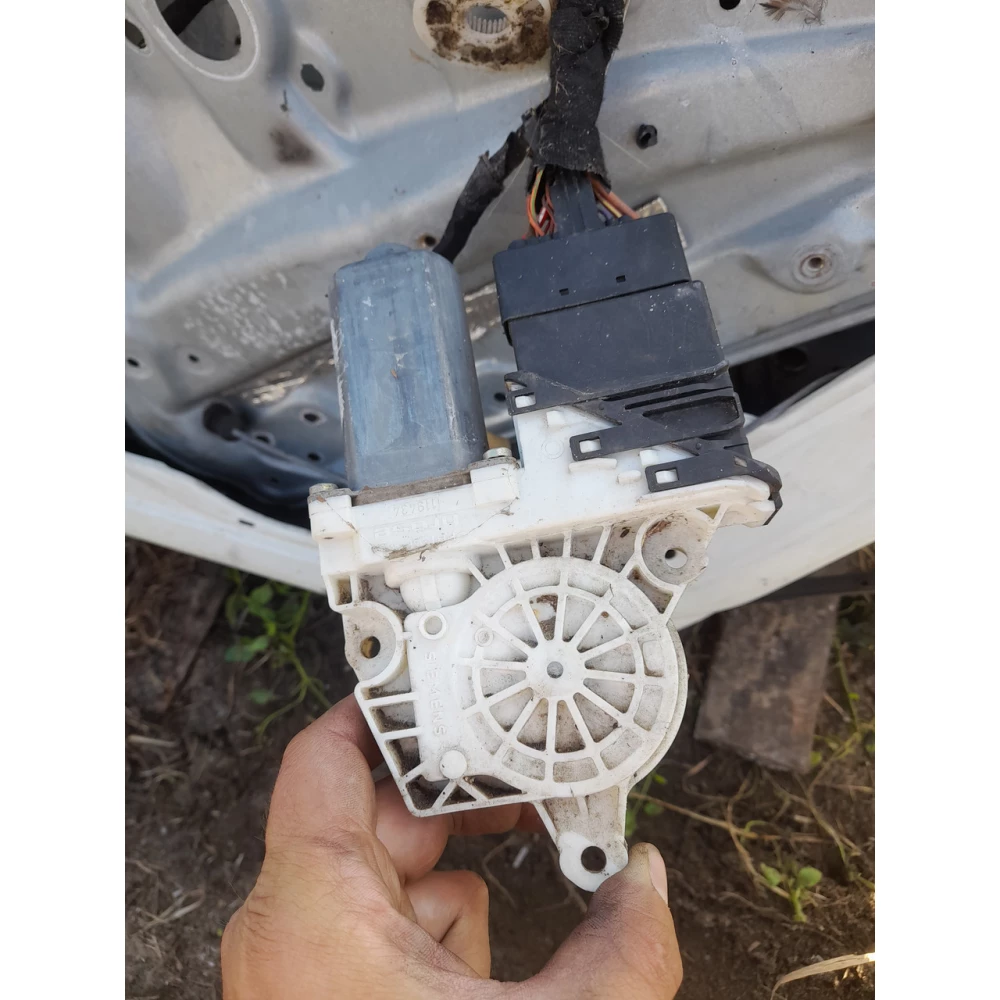 Моторчик заднего правого стеклоподйомника Vw Jetta usa