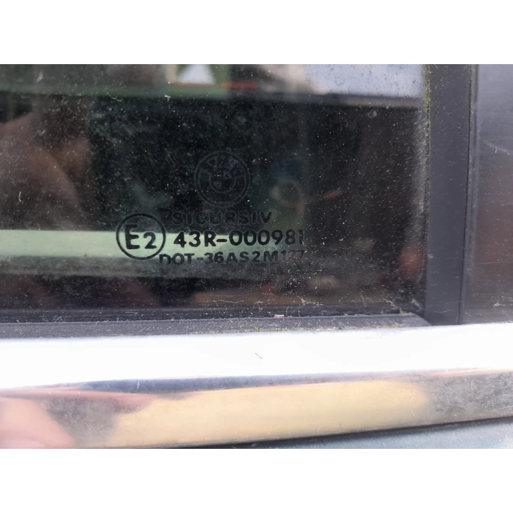 Скло задней правой двери Bmw E39