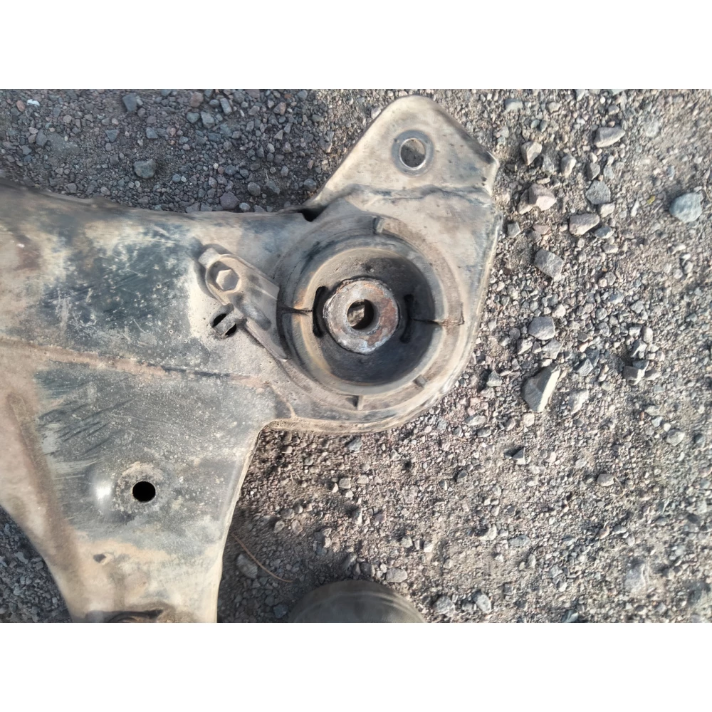 Передний подрамник Toyota Camry 10