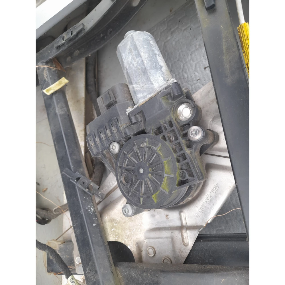 Моторчик заднего правого стеклоподйомника Audi A6c5