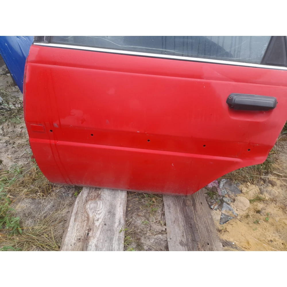 Задняя левая дверь Toyota Carina