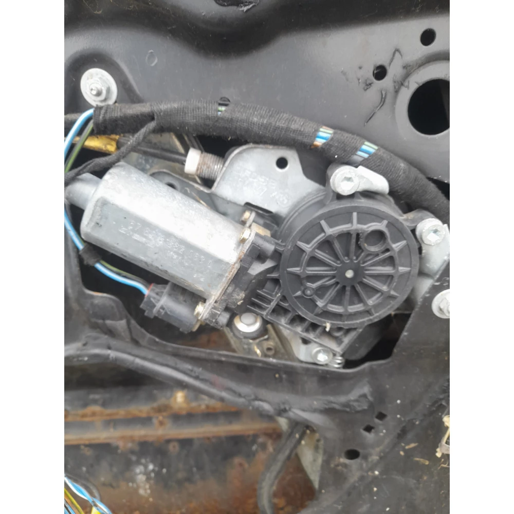 Передний левый  моторчик  стеклоподйомника  BMW e46