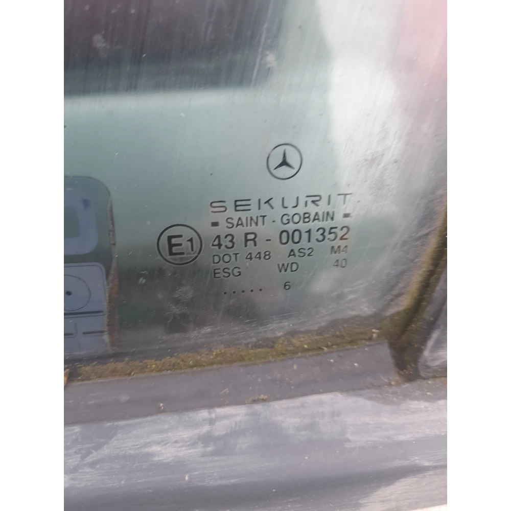 Переднее левое скло Mercedes-Benz w202