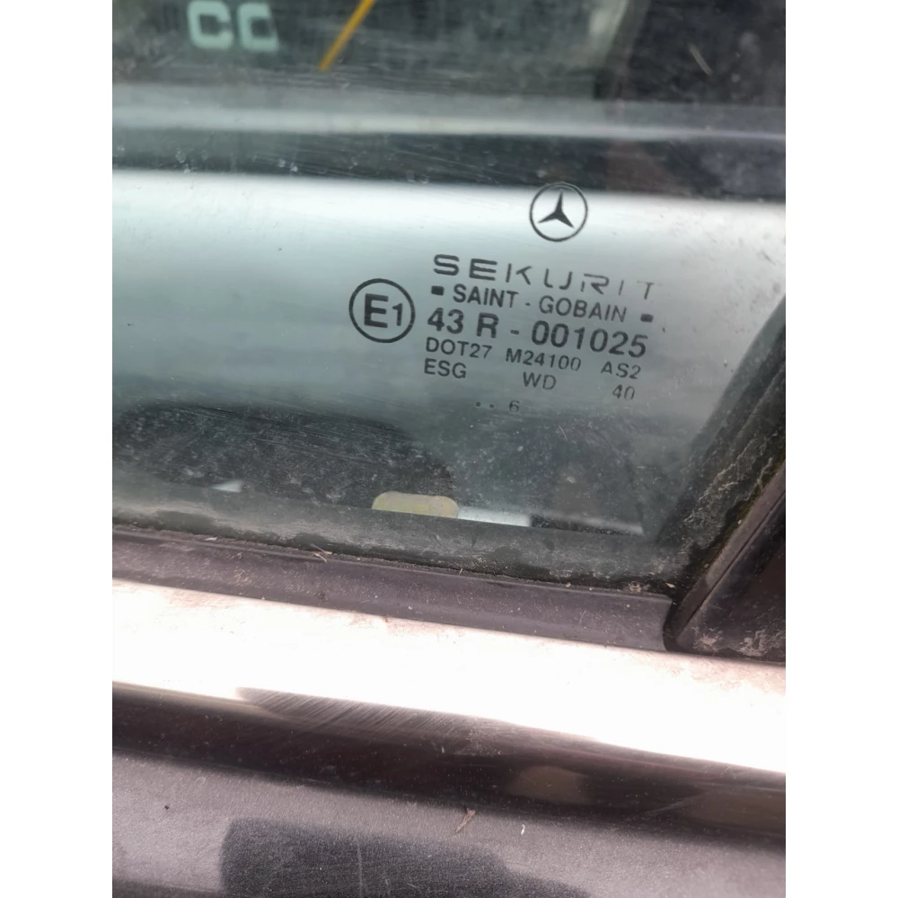 Переднее левое скло Mercedes-Benz w210