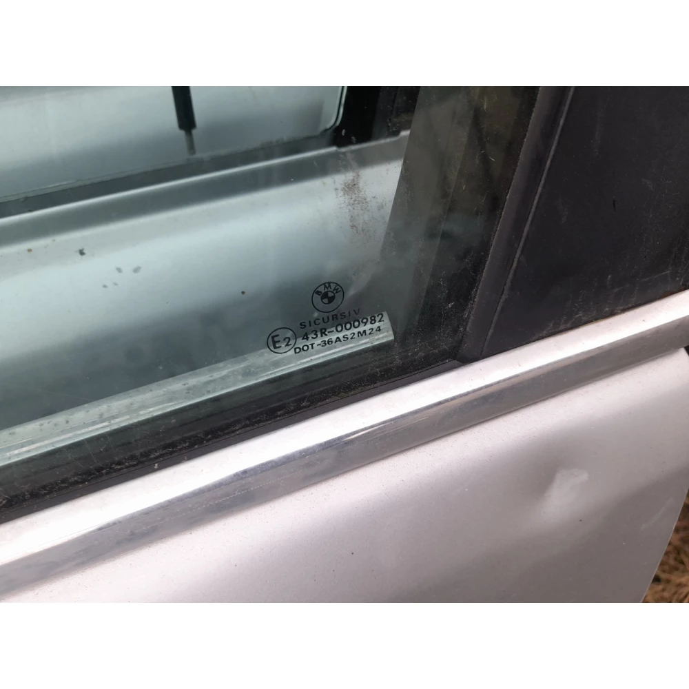 Переднее левое скло  Бмв Е39