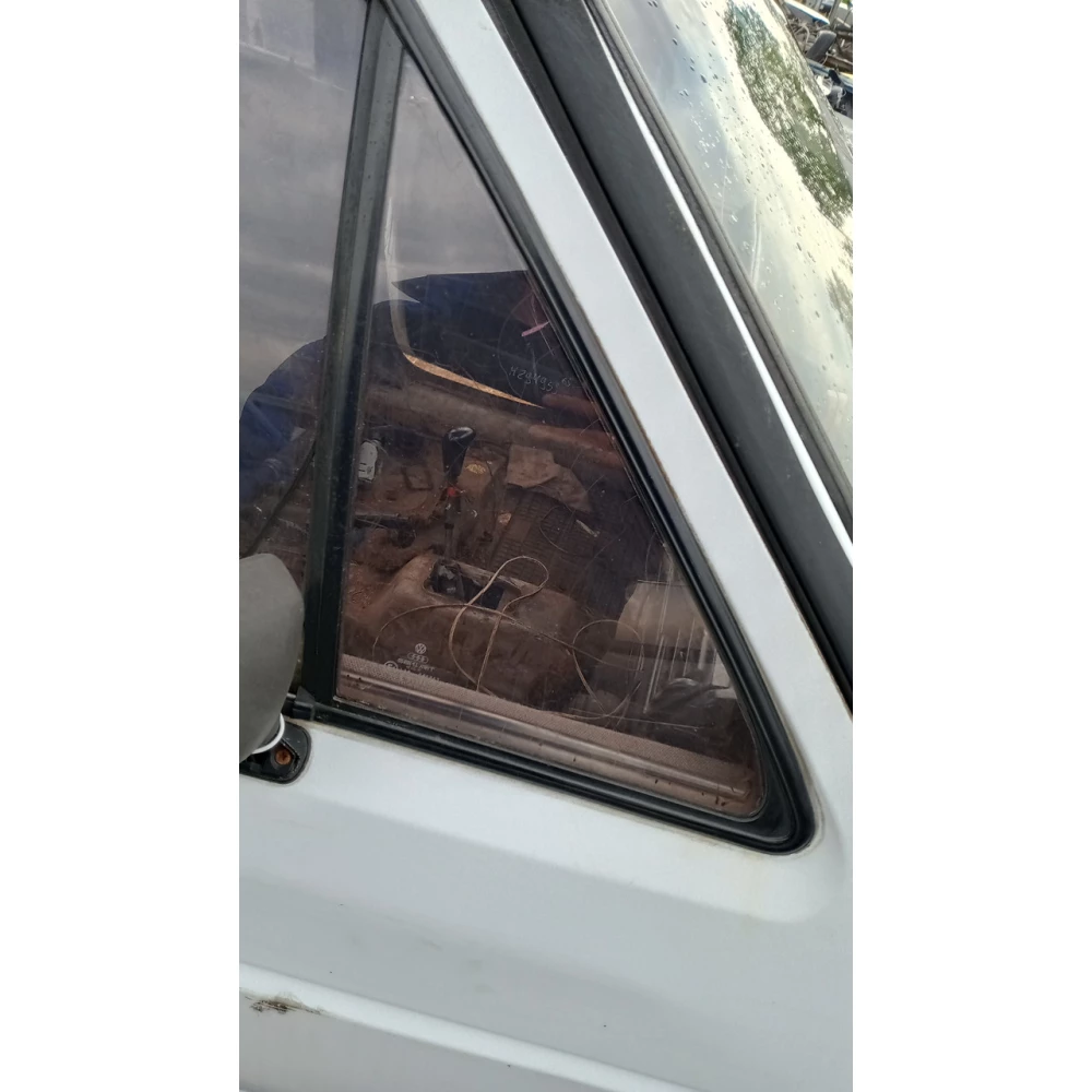 43R001057 передние правое скло Vw Jetta 2