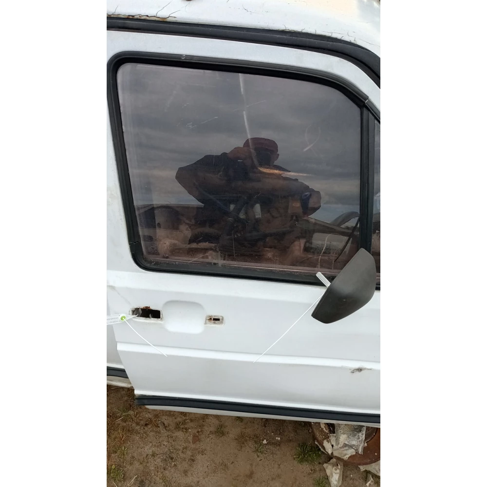 43R001057 передние правое скло Vw Jetta 2
