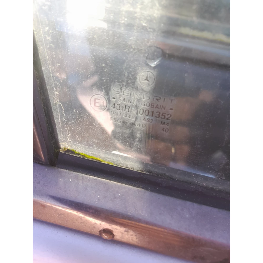 Переднее правое скло  Mercedes-Benz w202