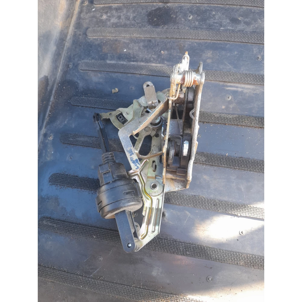 Левый замок двери  Mercedes-Benz w210