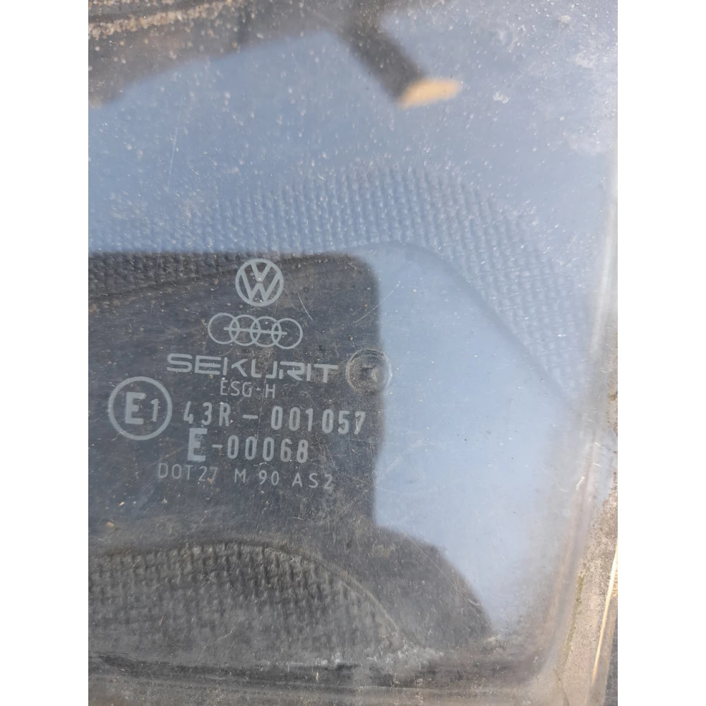 Переднее левое скло (трикутник)Vw Passat B2