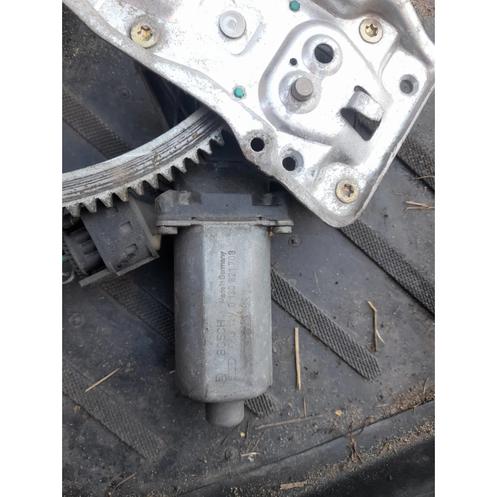 Левый моторчик стеклоподйомника Mercedes-Benz w210