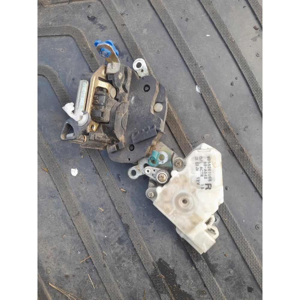 Левый  замок двери Nissan Almera N16