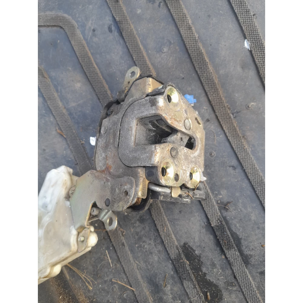 Левый  замок двери Nissan Almera N16