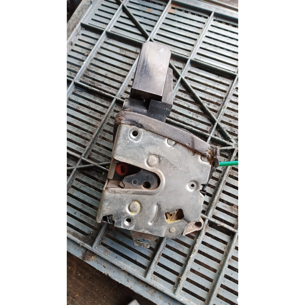 8352165 задний левий замок двери Bmw E39