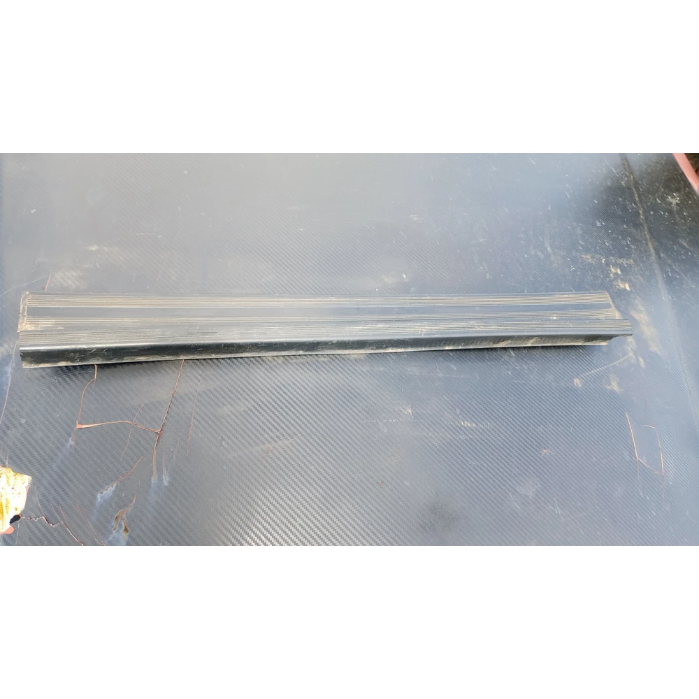 Передняя правая накладка порога Mercedes Benz w 124