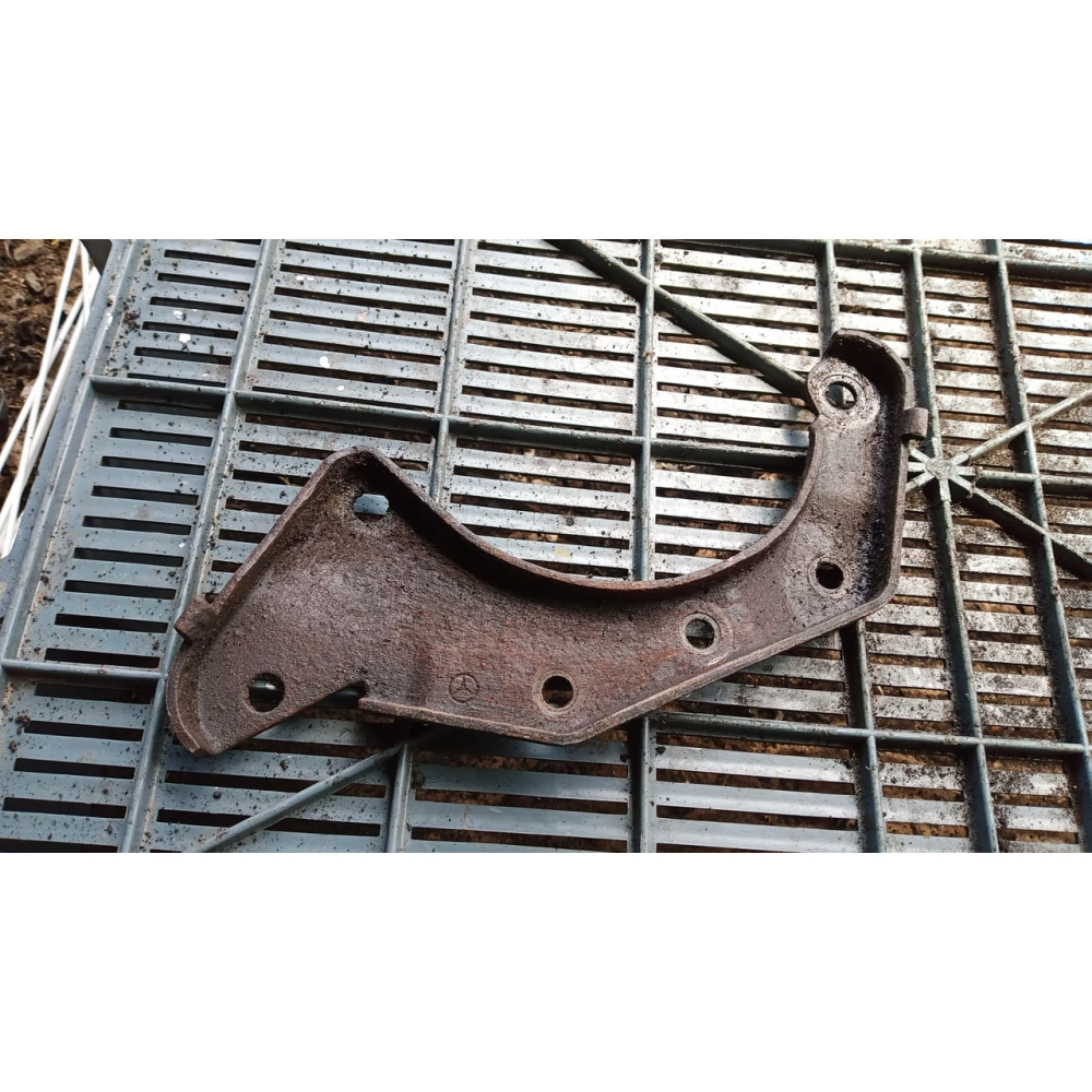 Кронштейн креплення генератор Mercedes Benz w 124