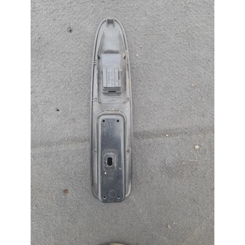 Правая кнопка стеклоподёмника Chery Amulet