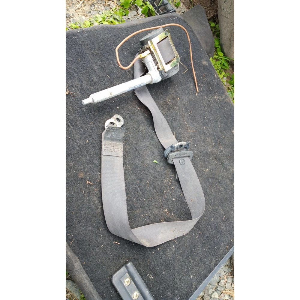 8d0857706 передний правий ремень безопасности  Audi A4B5