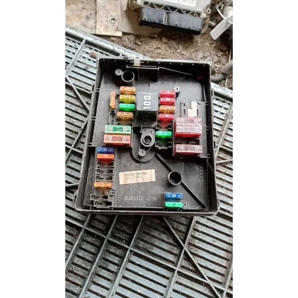 1K0937125D блок предохранителей Vw Jetta