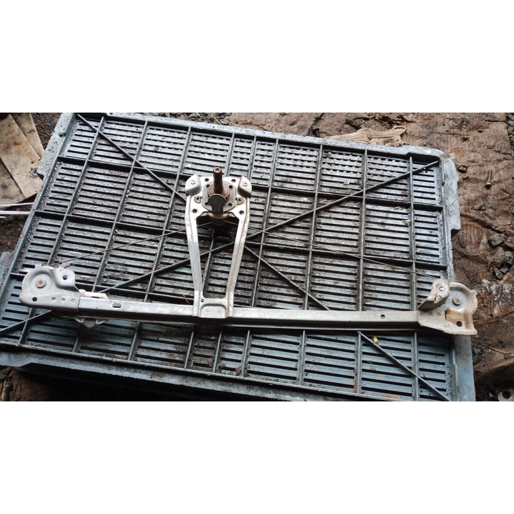 A2107301546 задний левий стеклопойомник  Mercedes Benz w 210