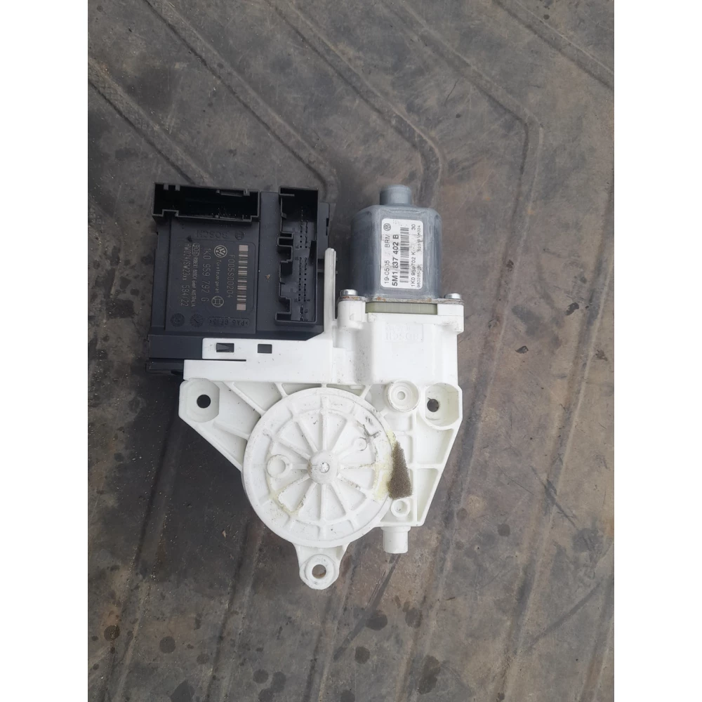 Лівий моторчик стеклоподйомника Vw Golf  5