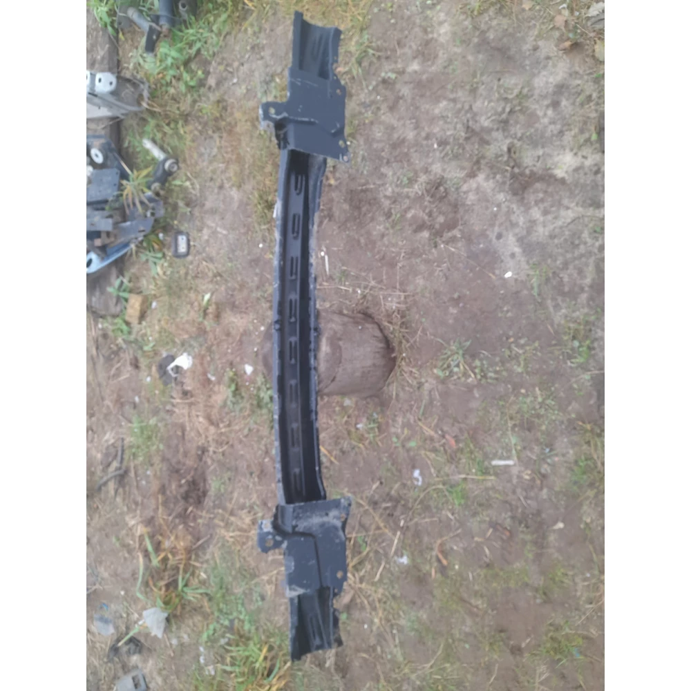 Передний усилитель бампера  Vw Golf 4