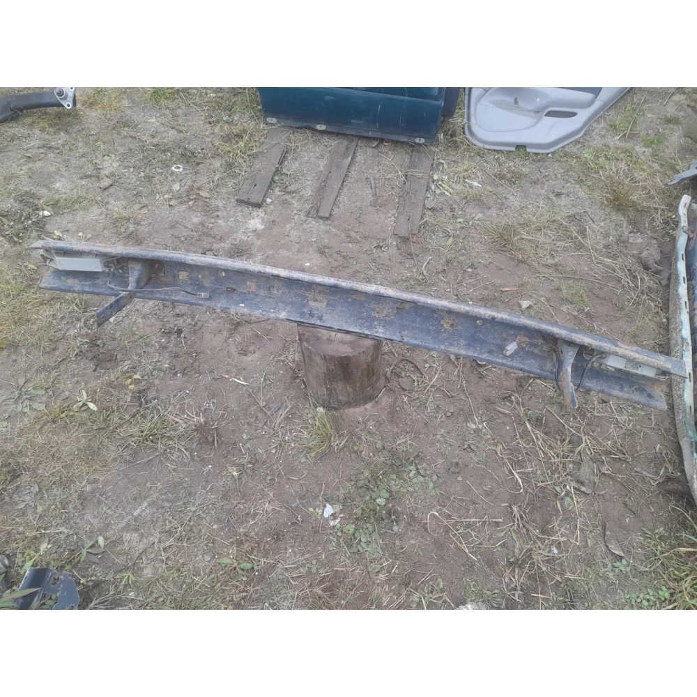 Передний  усилитель бампера Vw Passat B2