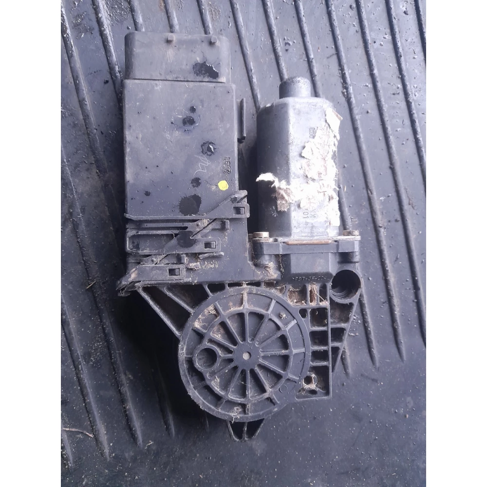 Передний левый стеклоподйомник vw Passat B5