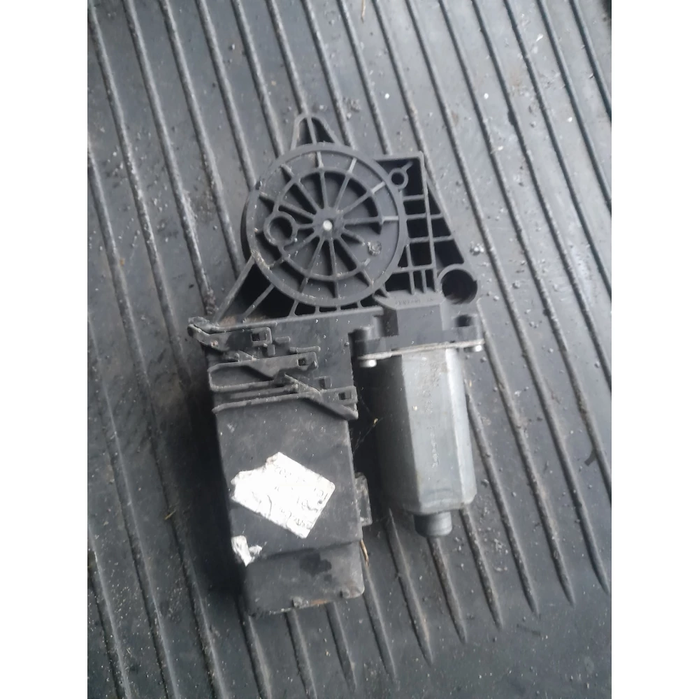 Передний правый стеклоподйомник Vw Passat B5