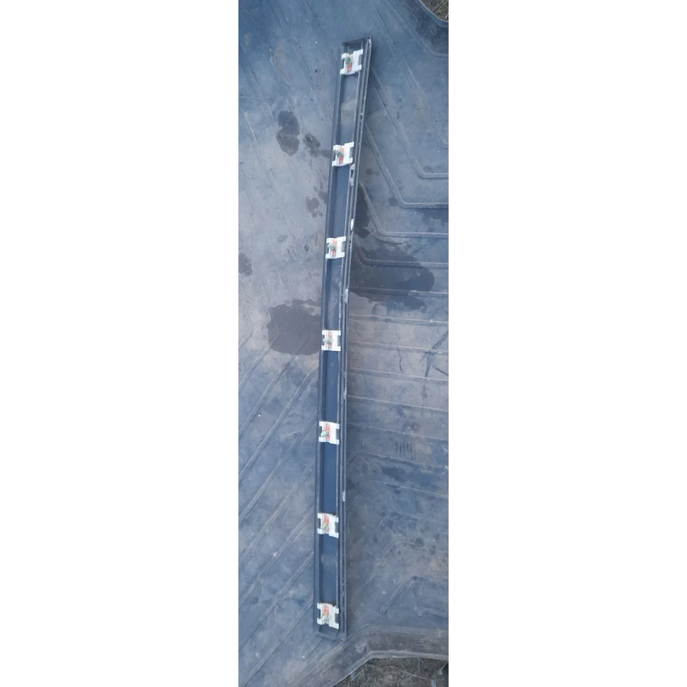 Молдинг передней правой двери Vw Passat b4