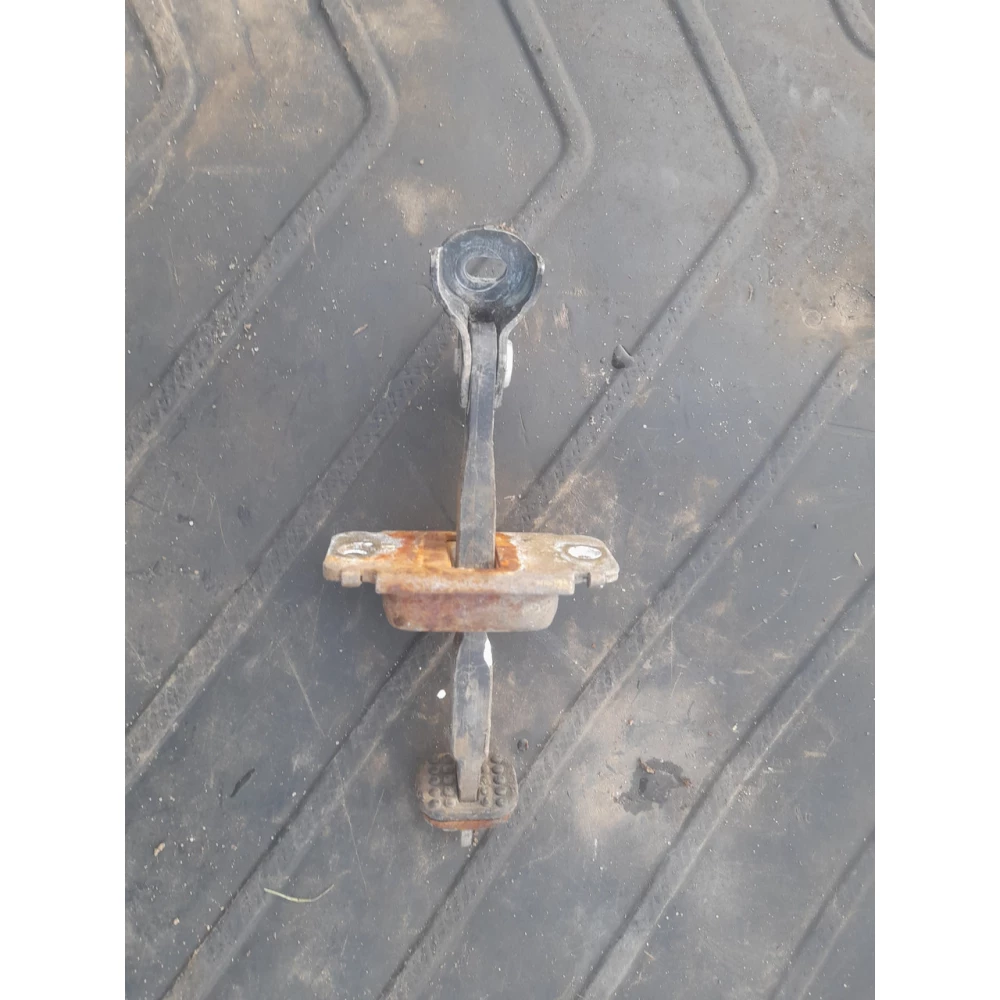 Огранечитель  передней правой двери BmwE46