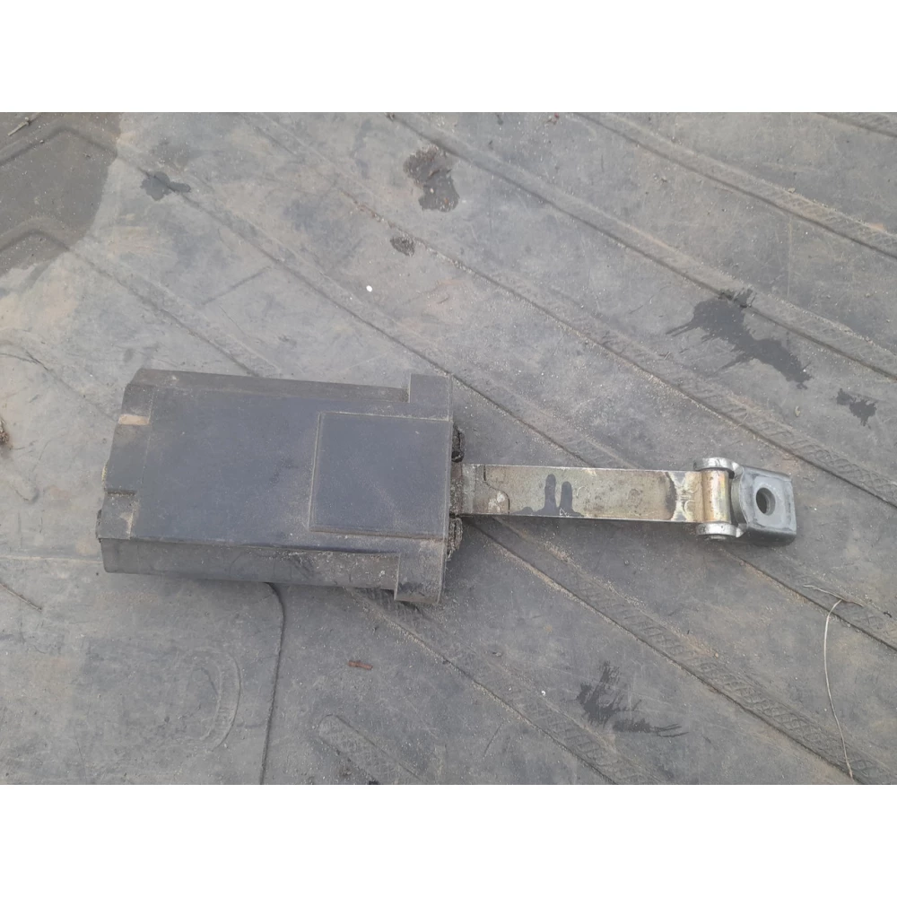 Огранечитель  задней правой двери Mercedes-Benz w210