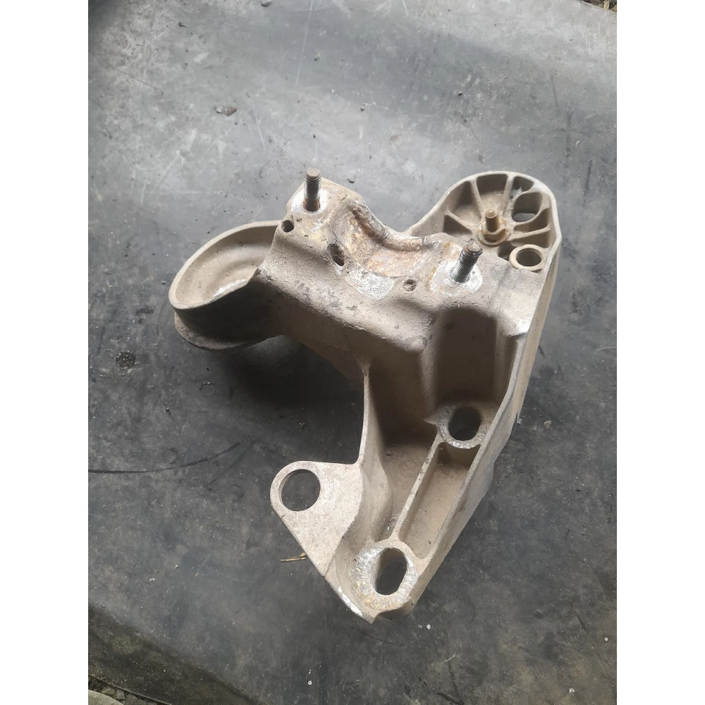 Левая опора двигателя Vw Passat B5 4b0199351b