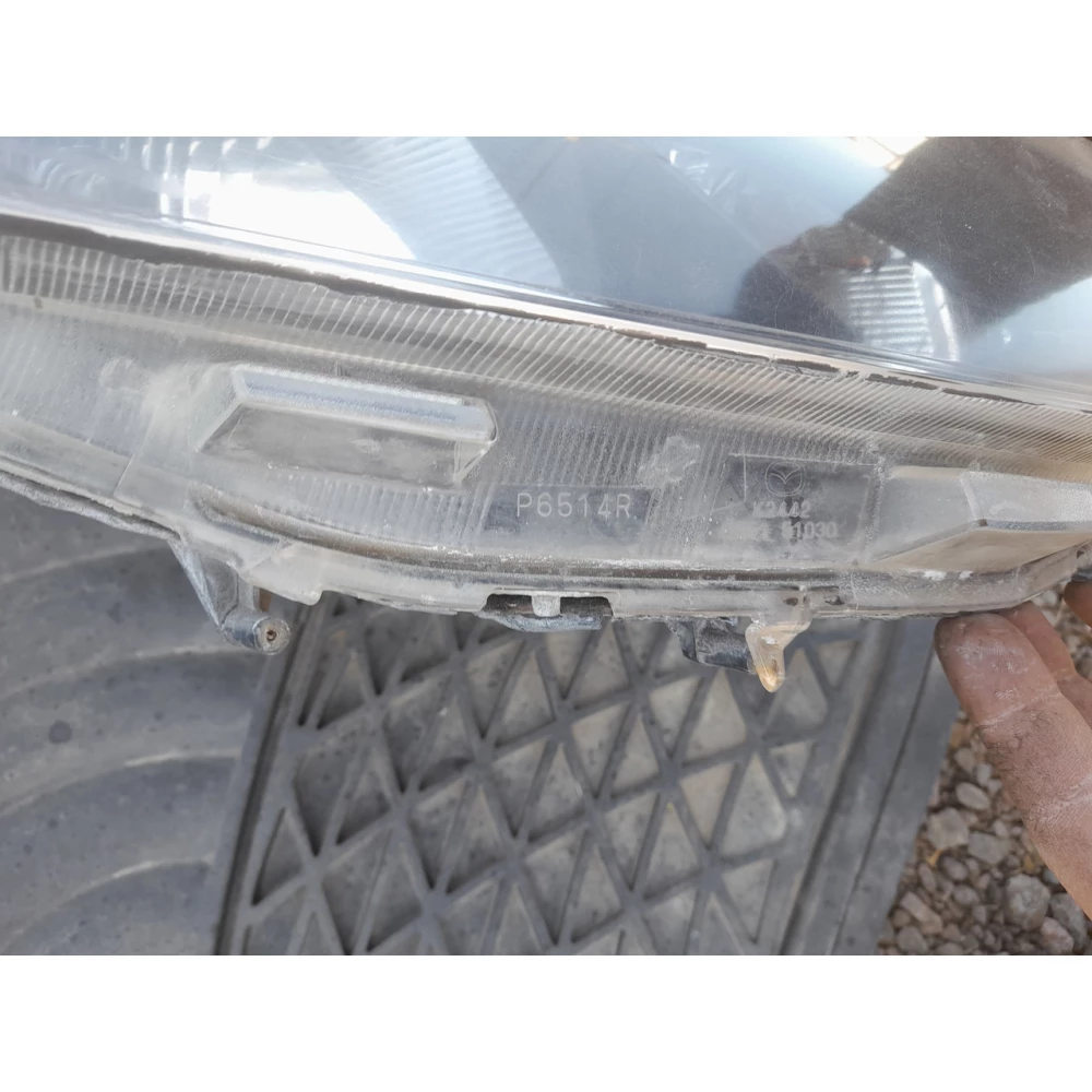 Передняя правая фара Mazda 2  хетчбек 2012